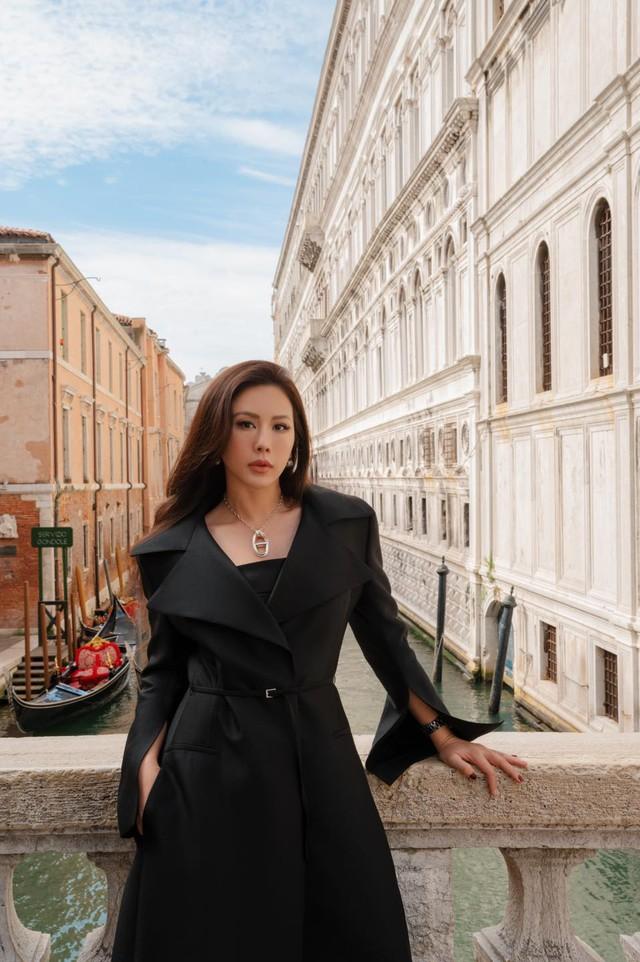 Nhan sắc gợi cảm tuổi U50 của Hoa hậu thơm nhất showbiz Việt, sống giàu sang trong dinh thự như lâu đài-6