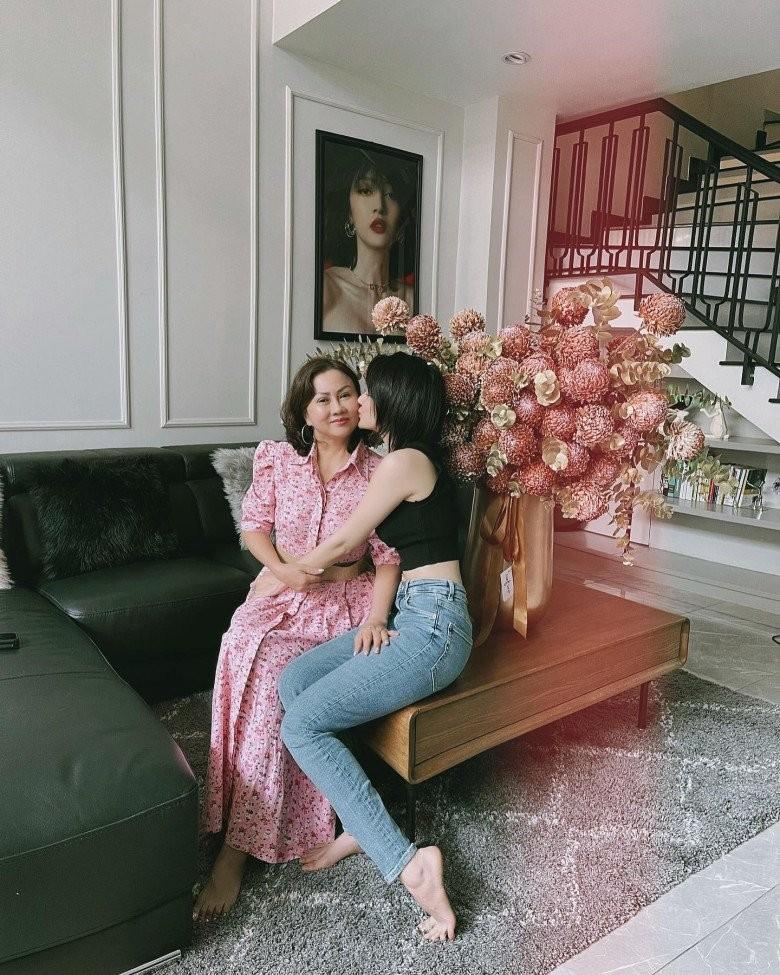 Người đàn bà quyền lực ‘chống lưng’ cho ca sĩ Bảo Anh, tuổi U60 vẫn quyến rũ, xinh đẹp, trẻ trung hơn tuổi thật-4