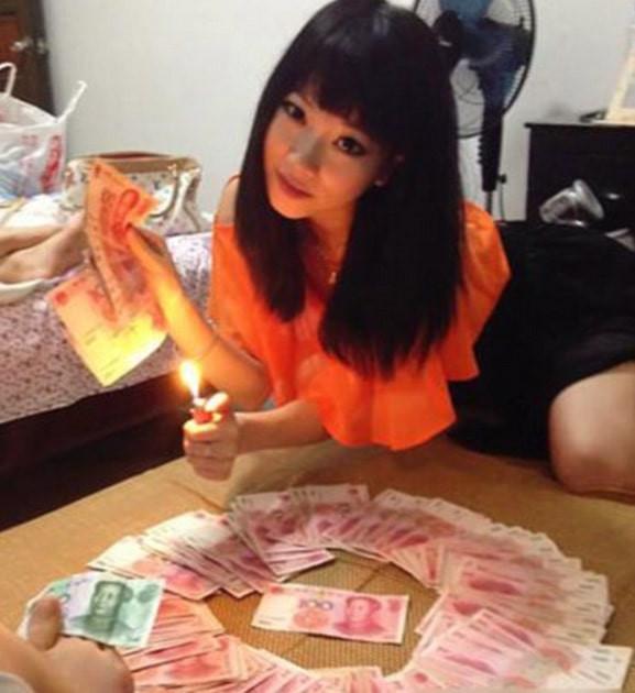 Thú chơi khó ai bì của cậu ấm cô chiêu: Khoe tài khoản khủng, thú cưng xài đồ hiệu-1