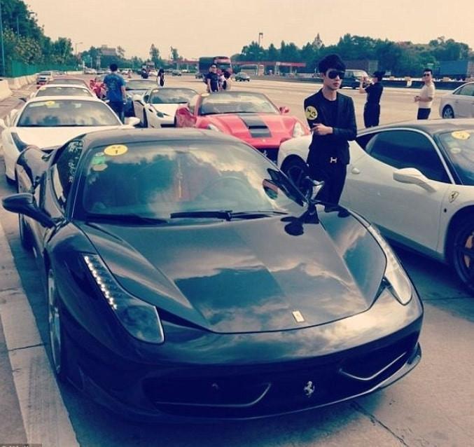 Thú chơi khó ai bì của cậu ấm cô chiêu: Khoe tài khoản khủng, thú cưng xài đồ hiệu-3