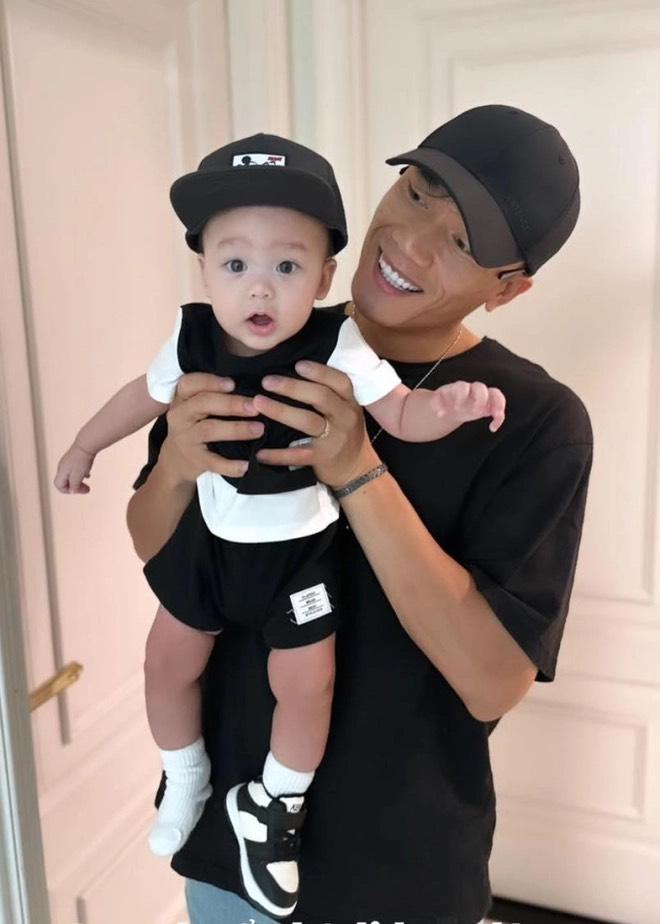 Con trai 17 tháng tuổi của thủ môn Bùi Tiến Dũng nói tiếng Việt, ra dáng truyền nhân tương lai của bố-3