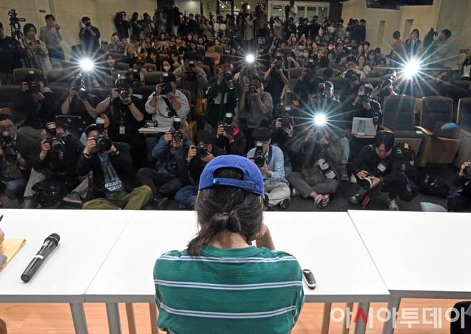 Người phụ nữ quậy đục Kpop cúi gằm mặt trước rừng ống kính, nước mắt ngắn dài vì... sợ đèn flash-1