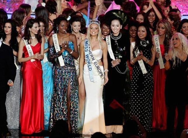 Mai Phương Thúy từng bị thất lạc 140kg hành lý, phải mặc lại trang phục trong Miss World-3