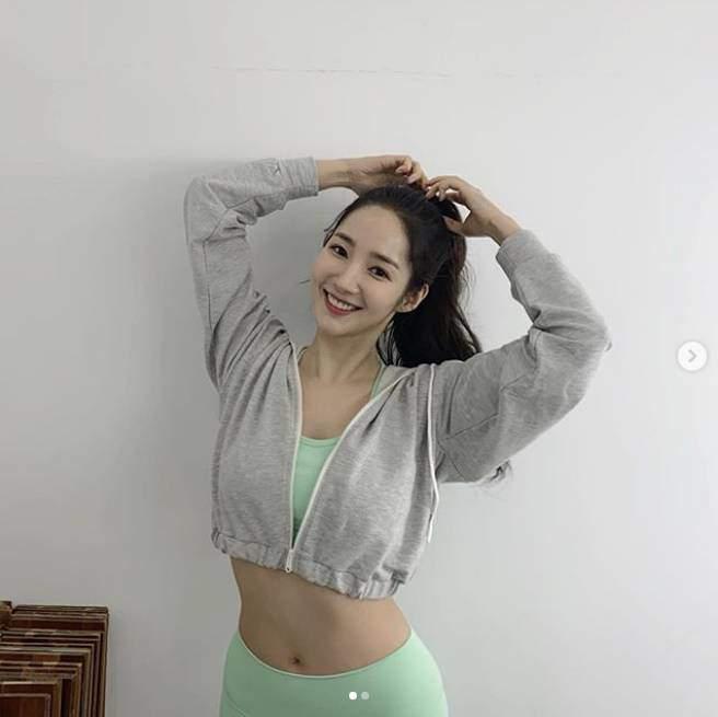 Nữ thư ký đẹp nhất châu Á có thân hình gợi cảm nhờ chăm sóc kỹ càng-7