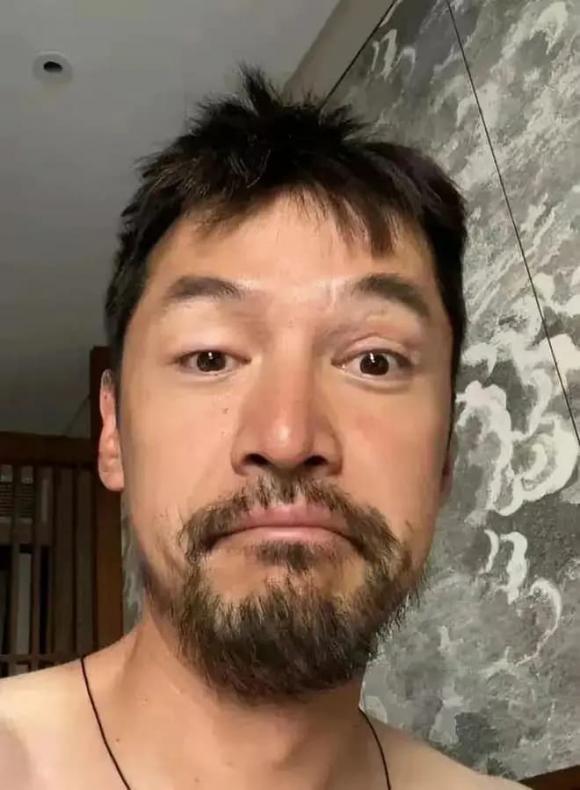 Rầm rộ thông tin Hồ Ca đã âm thầm ly hôn bà xã trợ lý, ngoại hình già nua và tóc bạc trắng vì tâm lý bất ổn?-1