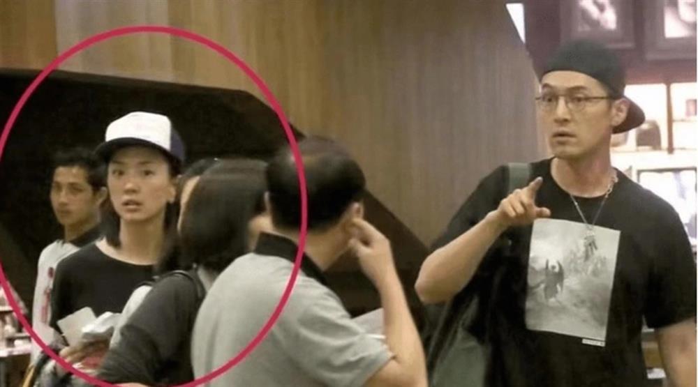 Rầm rộ thông tin Hồ Ca đã âm thầm ly hôn bà xã trợ lý, ngoại hình già nua và tóc bạc trắng vì tâm lý bất ổn?-4