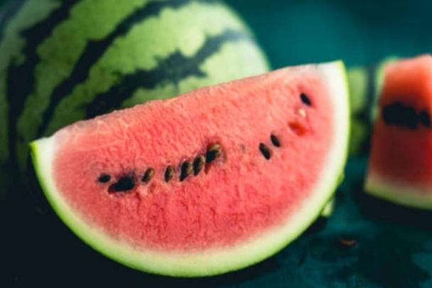 Vì sao vỗ vào quả dưa hấu là biết được quả nào ngon ngọt?-3