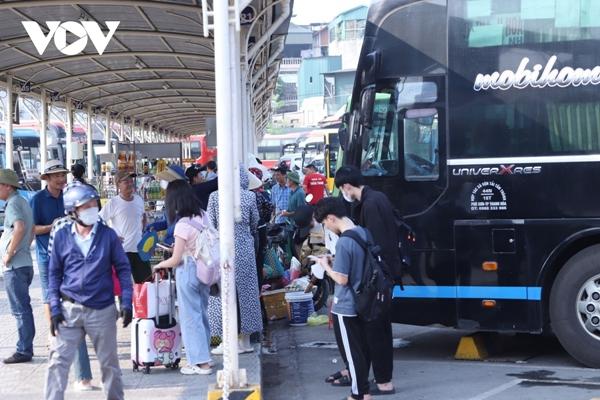 Người dân ùn ùn đổ về các bến xe ở Hà Nội dịp nghỉ lễ 30/4 và 1/5-1