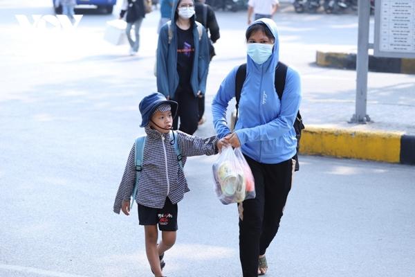 Người dân ùn ùn đổ về các bến xe ở Hà Nội dịp nghỉ lễ 30/4 và 1/5-3