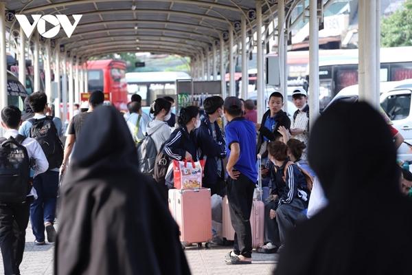 Người dân ùn ùn đổ về các bến xe ở Hà Nội dịp nghỉ lễ 30/4 và 1/5-5