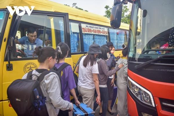 Người dân ùn ùn đổ về các bến xe ở Hà Nội dịp nghỉ lễ 30/4 và 1/5-6