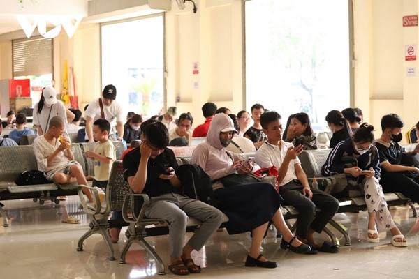 Người dân ùn ùn đổ về các bến xe ở Hà Nội dịp nghỉ lễ 30/4 và 1/5-7