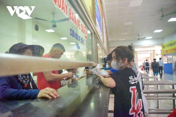 Người dân ùn ùn đổ về các bến xe ở Hà Nội dịp nghỉ lễ 30/4 và 1/5-10