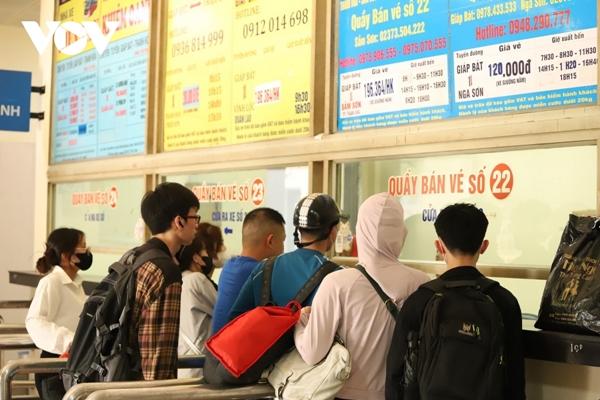 Người dân ùn ùn đổ về các bến xe ở Hà Nội dịp nghỉ lễ 30/4 và 1/5-9