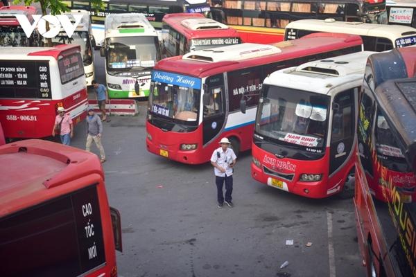 Người dân ùn ùn đổ về các bến xe ở Hà Nội dịp nghỉ lễ 30/4 và 1/5-12