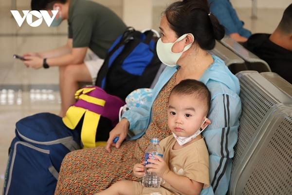 Người dân ùn ùn đổ về các bến xe ở Hà Nội dịp nghỉ lễ 30/4 và 1/5-14