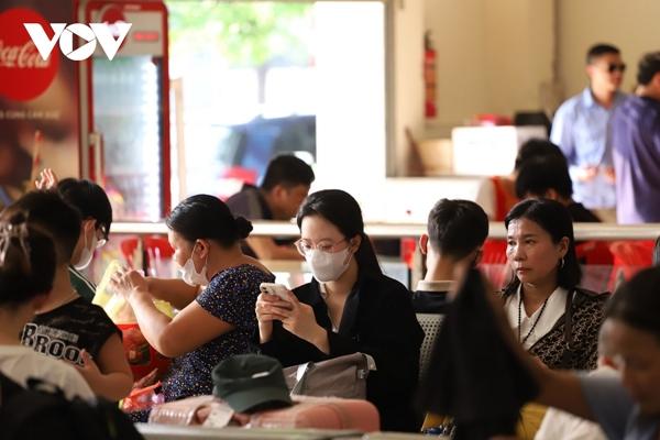 Người dân ùn ùn đổ về các bến xe ở Hà Nội dịp nghỉ lễ 30/4 và 1/5-15