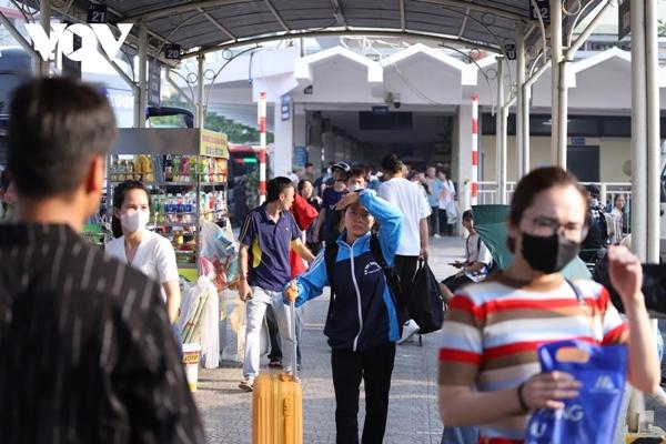 Người dân ùn ùn đổ về các bến xe ở Hà Nội dịp nghỉ lễ 30/4 và 1/5-18