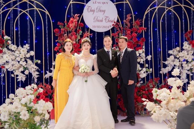 Con rể hơn mẹ vợ một tuổi ở Lào Cai: Cô dâu tiết lộ mức lương của chồng, lệch tuổi nhưng rất hợp nhau-1