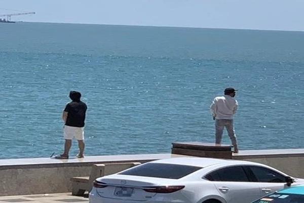 Hình ảnh 2 du khách ngang nhiên tiểu bậy trên kè biển Vũng Tàu gây dậy sóng-1