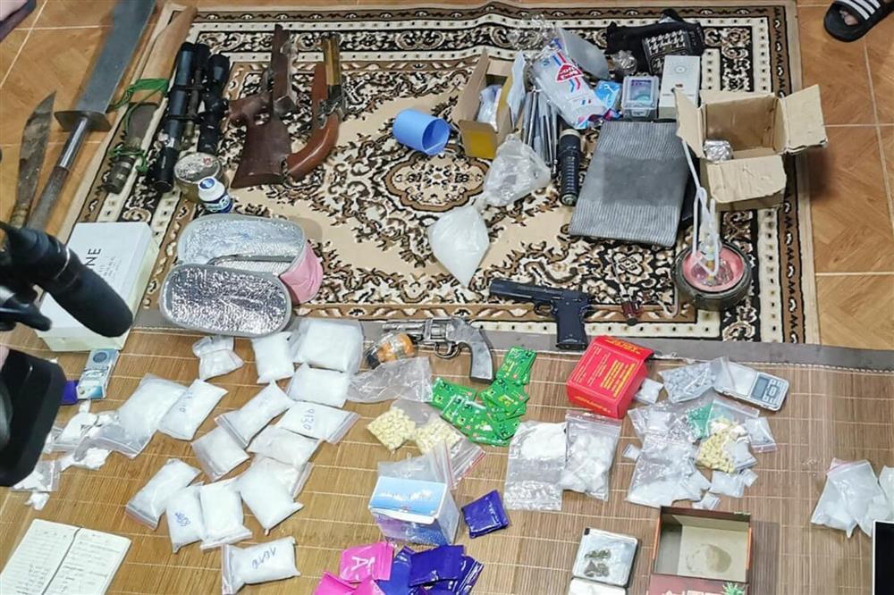 Phá đường dây mua bán ma túy liên tỉnh, thu giữ súng và lựu đạn-1