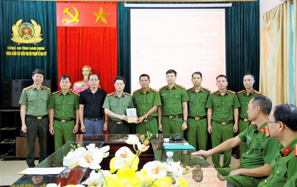 Phá đường dây mua bán ma túy liên tỉnh, thu giữ súng và lựu đạn-2