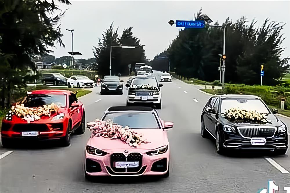 Tạm giữ bằng lái nhiều tài xế vụ xe sang rước dâu đỗ giữa đường chụp ảnh-1