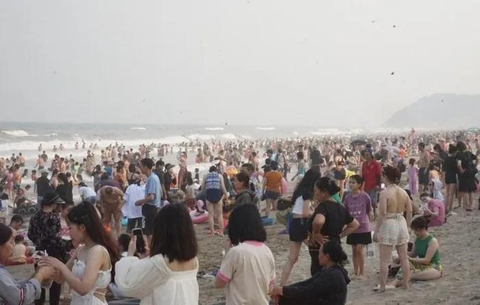 Biển Sầm Sơn ken đặc du khách tắm biển-1