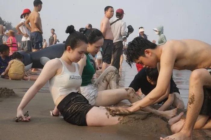 Biển Sầm Sơn ken đặc du khách tắm biển-7