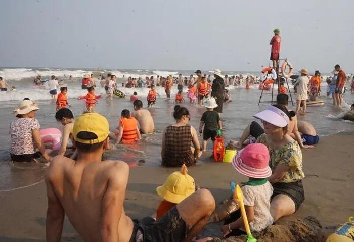 Biển Sầm Sơn ken đặc du khách tắm biển-6