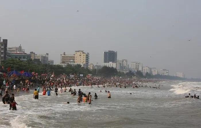 Biển Sầm Sơn ken đặc du khách tắm biển-2
