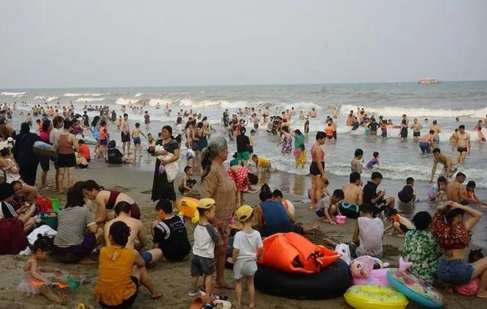 Biển Sầm Sơn ken đặc du khách tắm biển-8