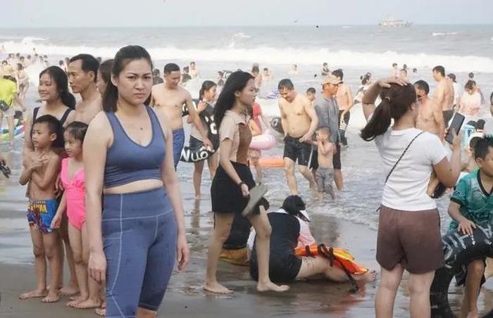Biển Sầm Sơn ken đặc du khách tắm biển-10