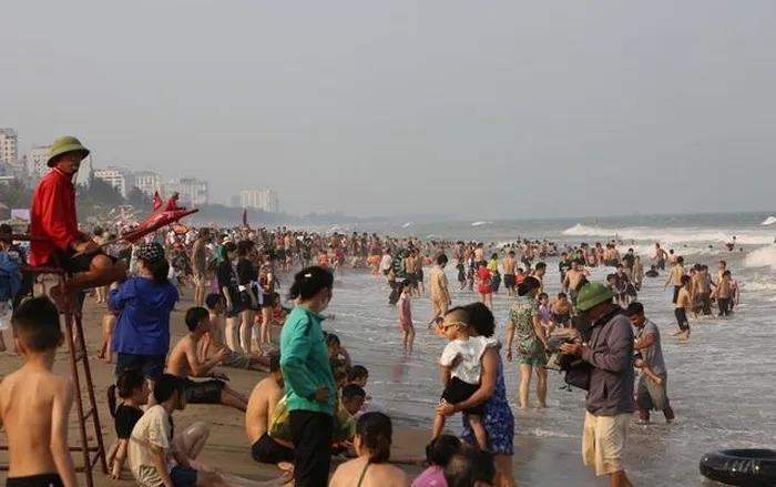 Biển Sầm Sơn ken đặc du khách tắm biển-11