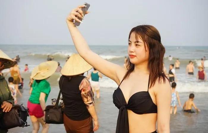 Biển Sầm Sơn ken đặc du khách tắm biển-13