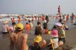 Biển Sầm Sơn 'ken đặc' du khách tắm biển