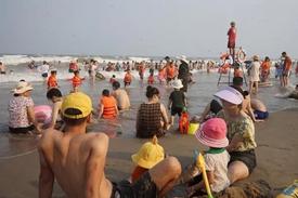 Biển Sầm Sơn 'ken đặc' du khách tắm biển