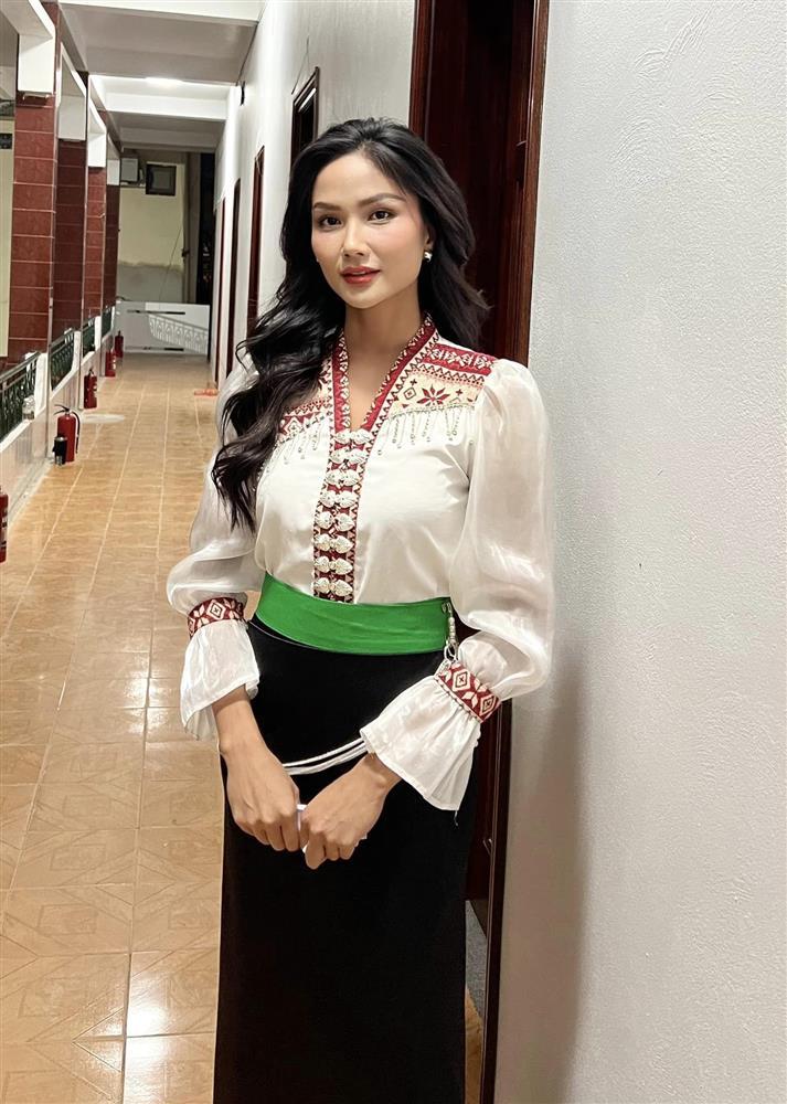 Dàn hoa, á hậu mặc nóng bỏng trong kỳ nghỉ lễ 30/4-9