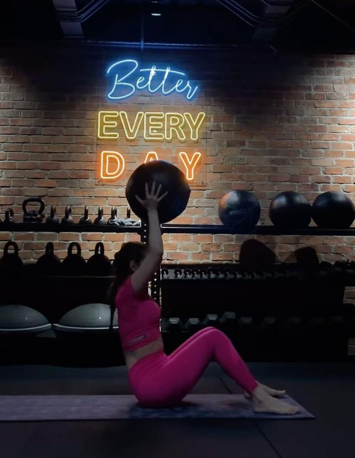 Minh Hằng tập đủ các môn nên múi bụng trùng điệp, sẵn sàng mặc bikini đón hè-5