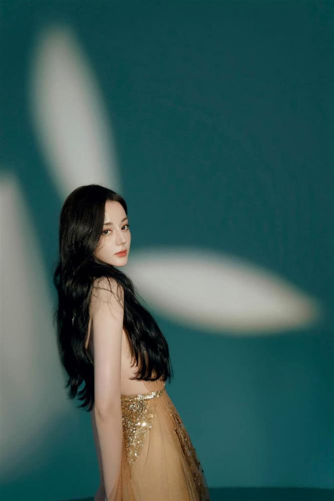 Khán giả vây kín chờ gặp nhan sắc nữ thần của Địch Lệ Nhiệt Ba trong sự kiện-1