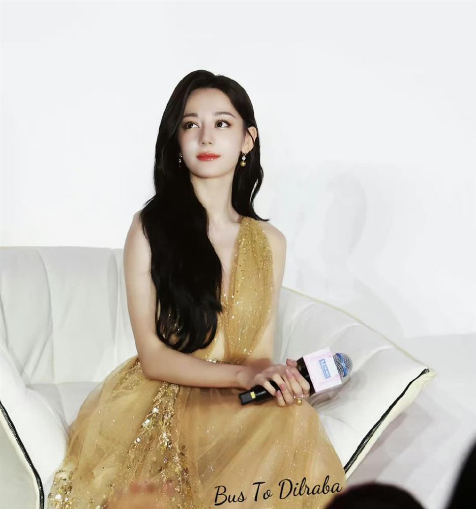 Khán giả vây kín chờ gặp nhan sắc nữ thần của Địch Lệ Nhiệt Ba trong sự kiện-4