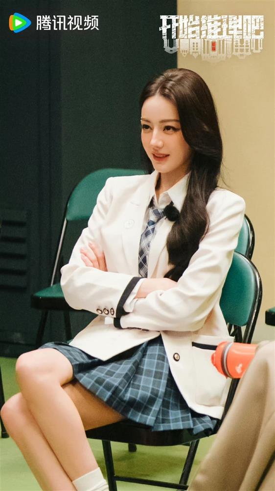 Khán giả vây kín chờ gặp nhan sắc nữ thần của Địch Lệ Nhiệt Ba trong sự kiện-5