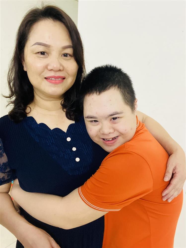 Video cậu bé mắc bệnh Down nựng bố bị đột quỵ gây xúc động-2