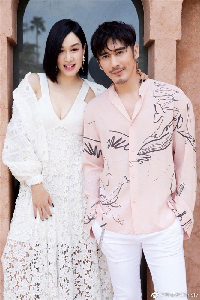 Bí quyết giúp bom gợi cảm gốc Việt U55 đứng bên chồng trẻ vẫn xứng đôi-1