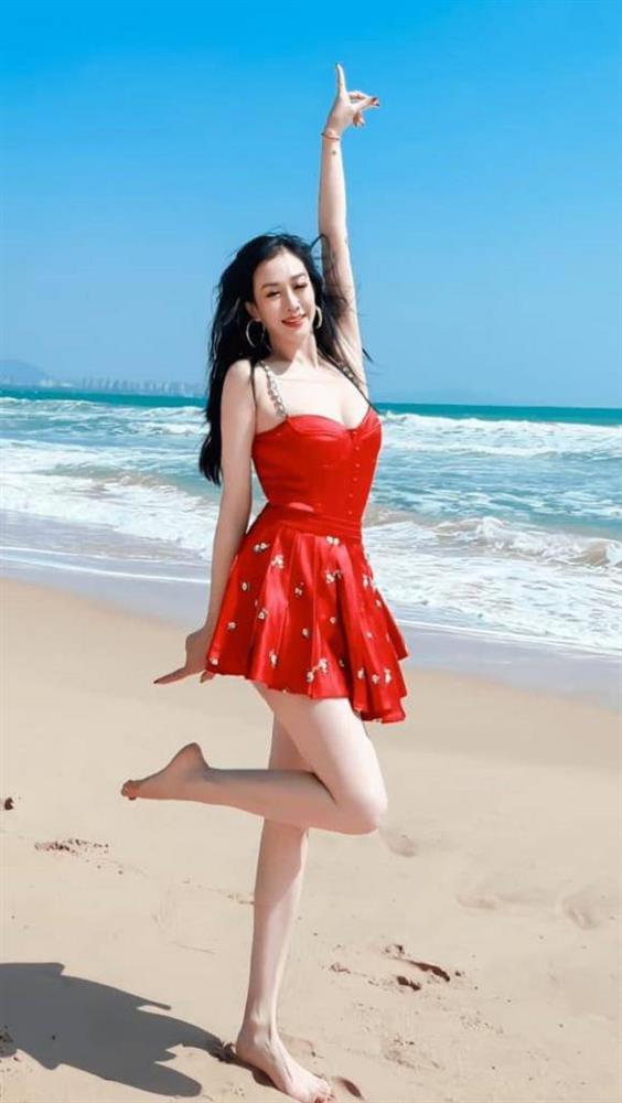 Bí quyết giúp bom gợi cảm gốc Việt U55 đứng bên chồng trẻ vẫn xứng đôi-3