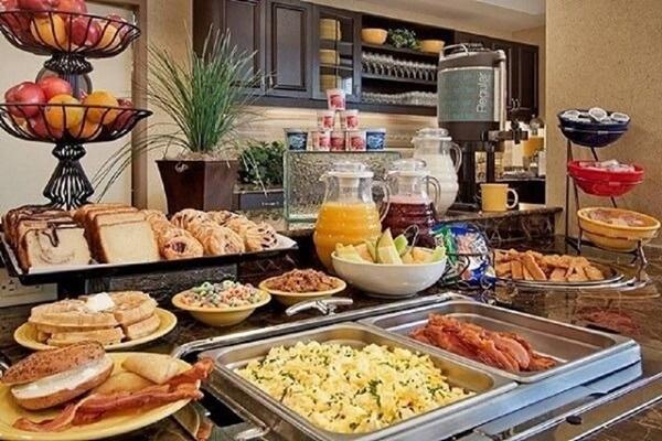 Có được mang đồ ăn thừa trong buffet sáng khách sạn về phòng?-2