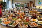 Có được mang đồ ăn thừa trong buffet sáng khách sạn về phòng?