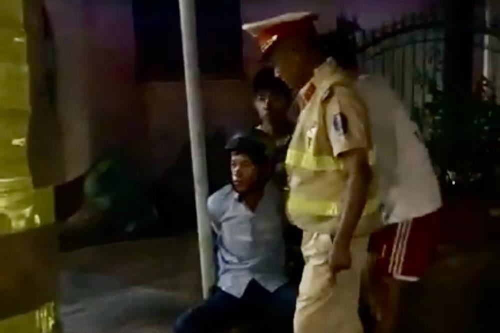 Tạm giữ người đàn ông say rượu đốt nhiều xe máy trên ô tô đặc chủng của CSGT-1