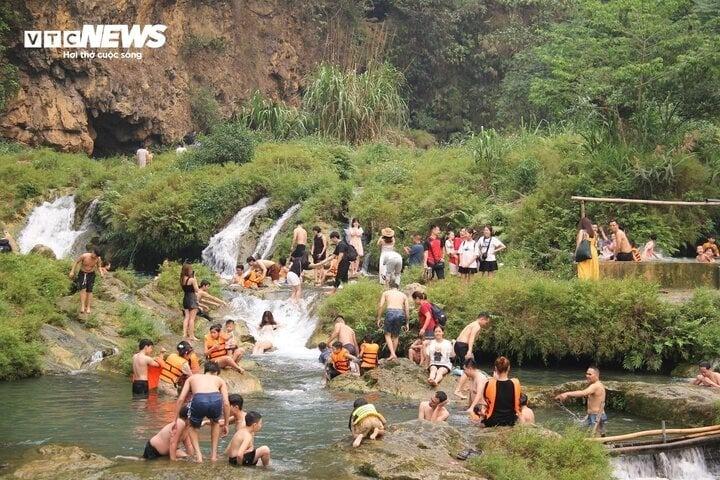 Thác Nàng Tiên ở Sơn La đông nghịt, xe ôm kiếm hơn 3 triệu đồng/ngày-3