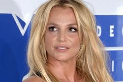 Britney Spears chỉ trích cha mẹ